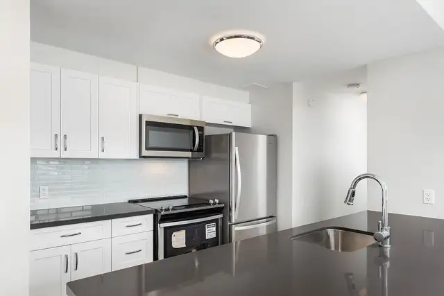 2 Bedroom Apartment for Rent - 350 The East Mall - Photo 2