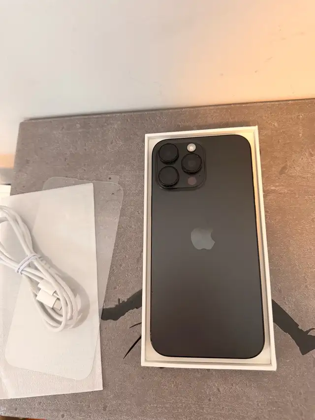 iphone 16 Pro Max Black Titanium 256 GB UNLOCKED