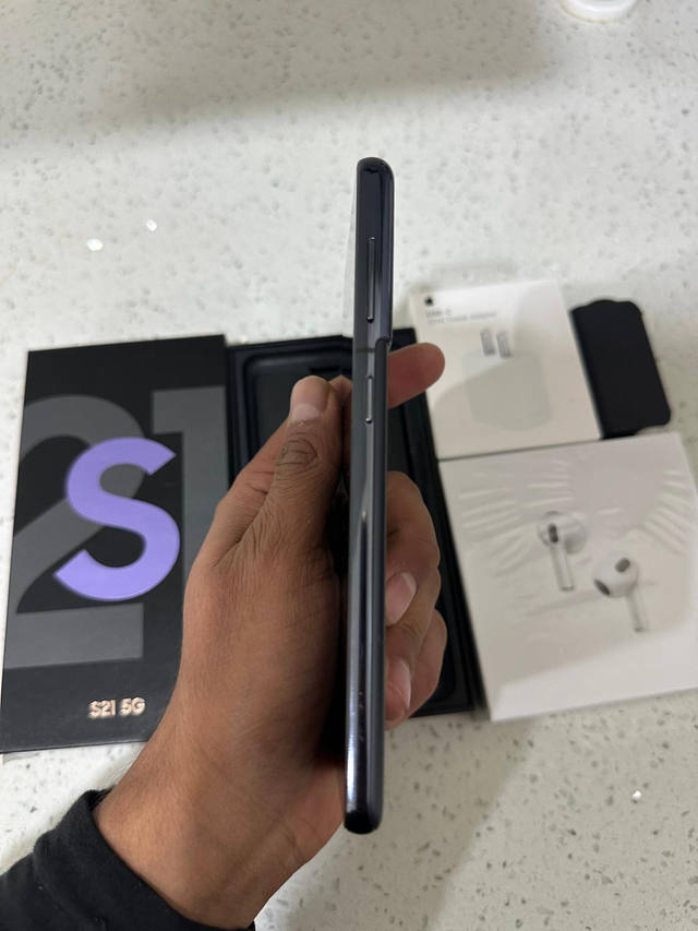 Samsung S21 128GB – Unlocked – Like New w/ AirPods & Charger