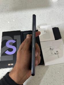 Samsung S21 128GB – Unlocked – Like New w/ AirPods & Charger