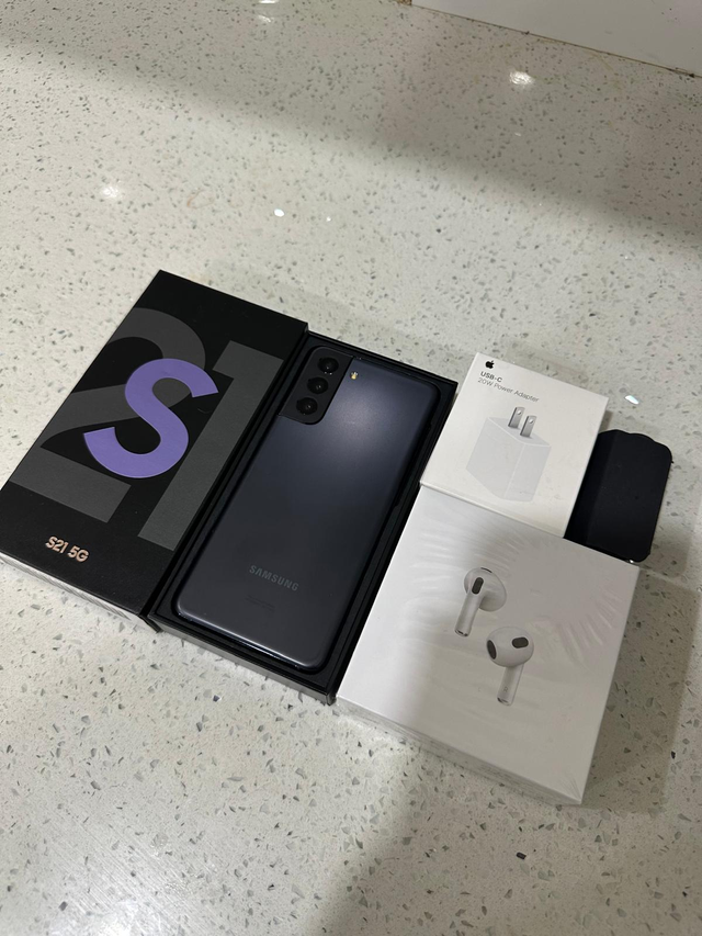 Samsung S21 128GB – Unlocked – Like New w/ AirPods & Charger - Photo 4