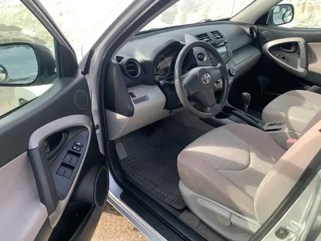 Toyota RAV4 LE 4 - Cylinder  with Safety - Photo 9