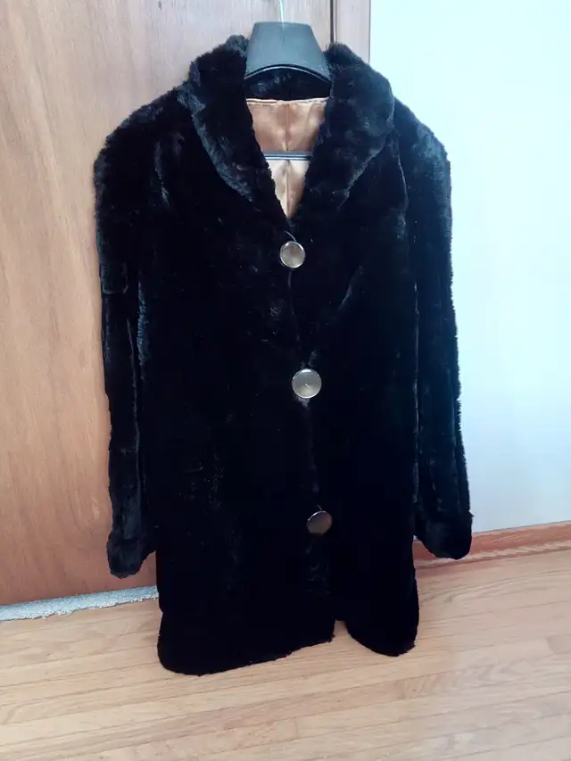 Women's black mink coat - Photo 4