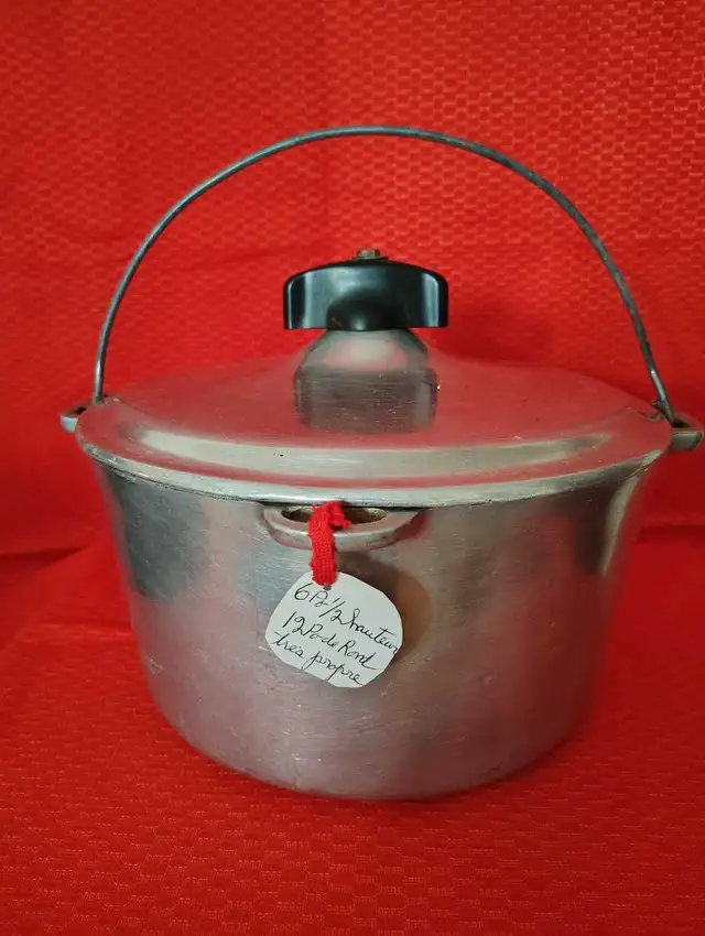 grand chaudron de 6.5 pouces de hauteur par 12 ' de diamètr