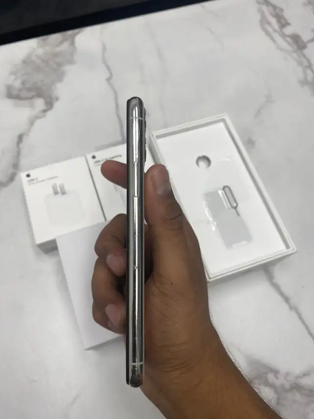 iPhone 11 PRO 256GB Unlocked - Mint Condition! - Photo 3