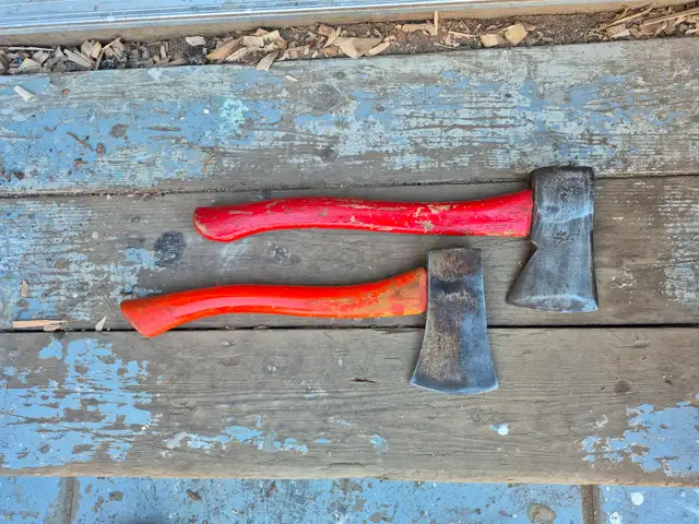 Pair of vintage Canadian hatchets on original handles - Photo 2