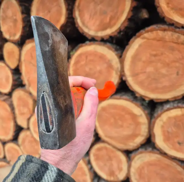 Pair of vintage Canadian hatchets on original handles - Photo 4