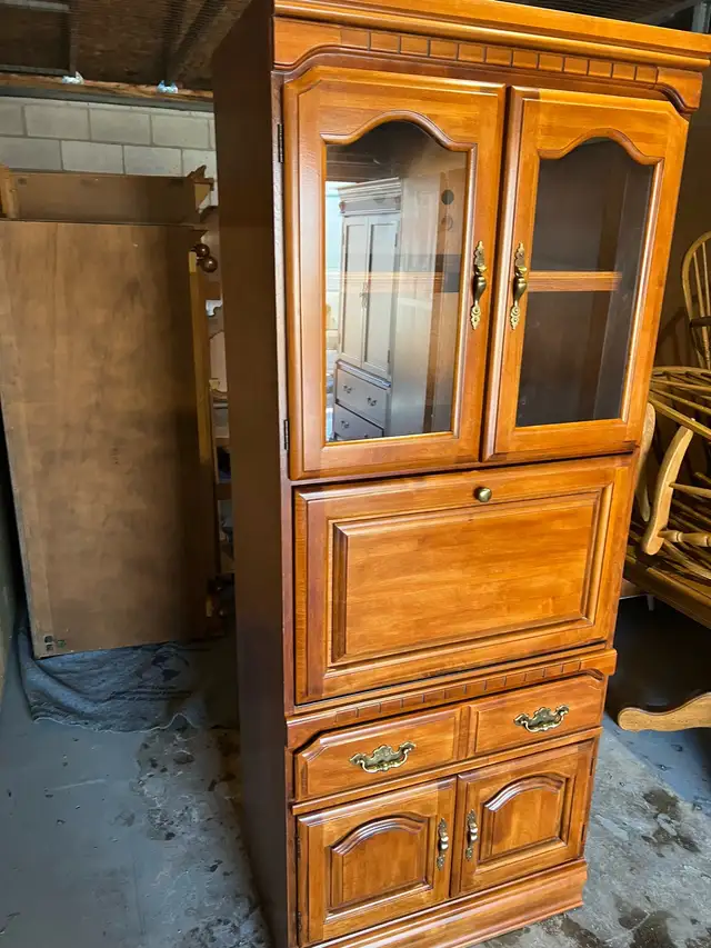 Free delivery used Kroecheler Canada Wood Hutch - Photo 2