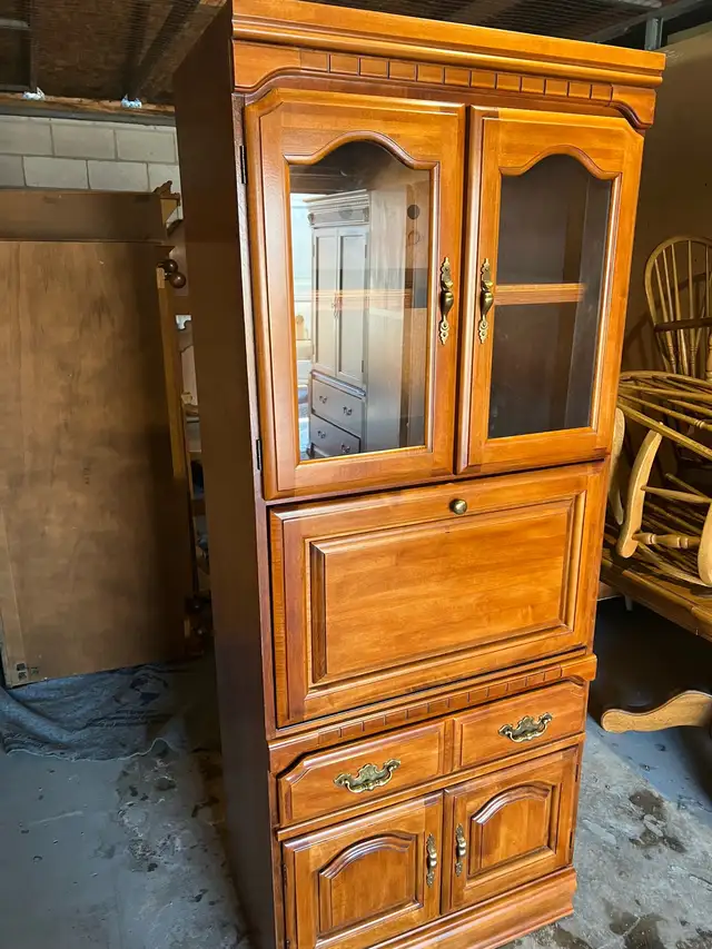Free delivery used Kroecheler Canada Wood Hutch - Photo 3
