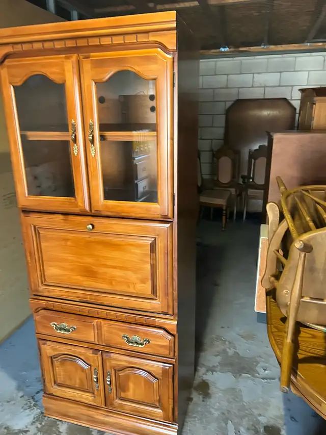 Free delivery used Kroecheler Canada Wood Hutch - Photo 5