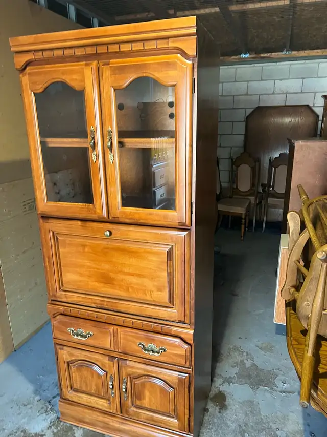 Free delivery used Kroecheler Canada Wood Hutch - Photo 6