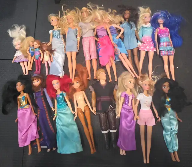 Barbie Dreamhouse Set with all accessories and many more Barbies - Photo 5