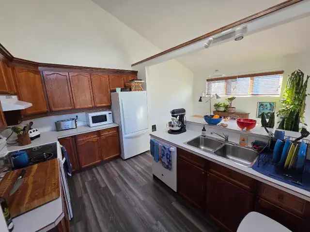 bedroom available in 2 bedroom condo south Canmore - Photo 3