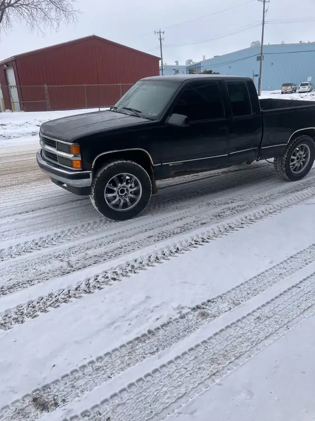 1998 Chevy K1500. 4x4 5.7. Z71 3 door