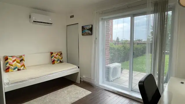 Studio near metro Angrignon with private yard - Photo 4