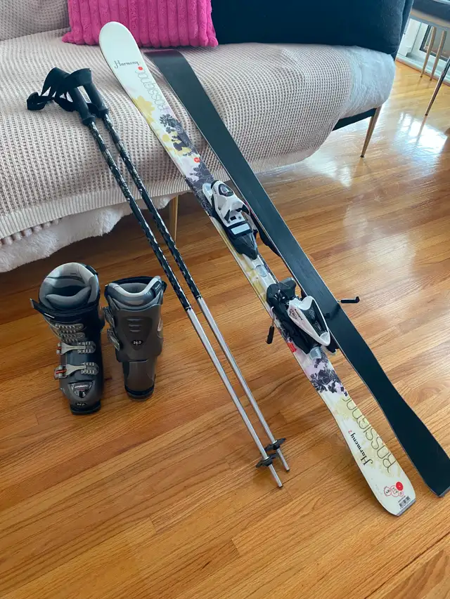 147 cm Rossignol Downhill skis w/ Women's size 7 Boots and Poles