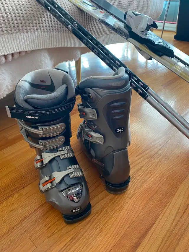 147 cm Rossignol Downhill skis w/ Women's size 7 Boots and Poles - Photo 2