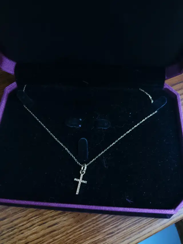 Gold cross necklace - Photo 2