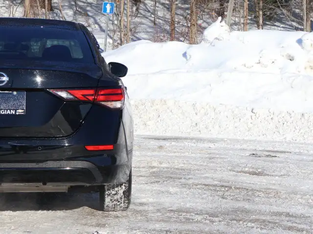 2022 Nissan Sentra S- Manual - Heated Seats - Photo 13