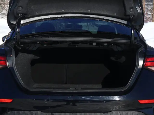 2022 Nissan Sentra S- Manual - Heated Seats - Photo 14