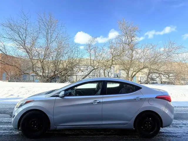 2011 Hyundai Elantra 4dr Sedan - Photo 4