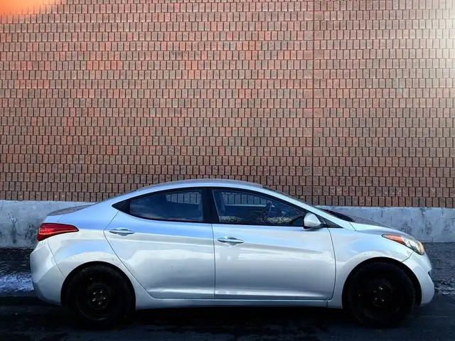 2011 Hyundai Elantra 4dr Sedan - Photo 5