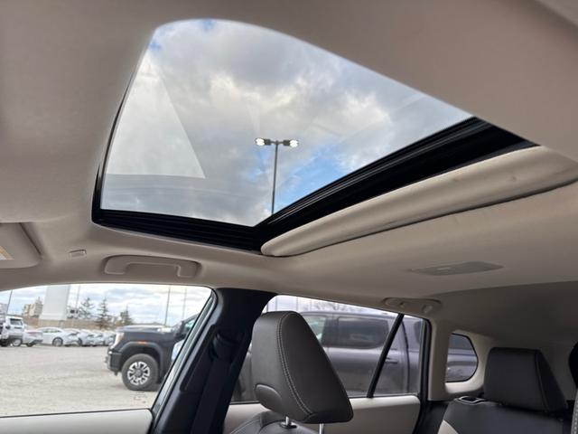 2024 Toyota Corolla Cross XLE AWD SUNROOF / HEATED STEERING WHEE - Photo 19