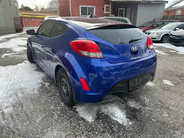 2012 Hyundai Veloster Base - Photo 2