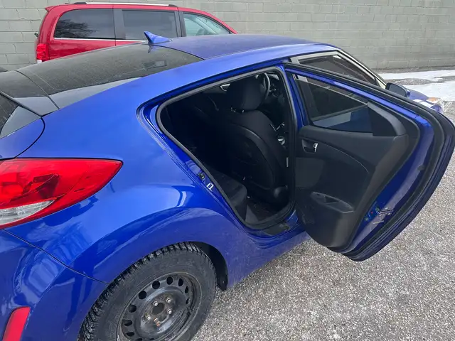 2012 Hyundai Veloster Base - Photo 6
