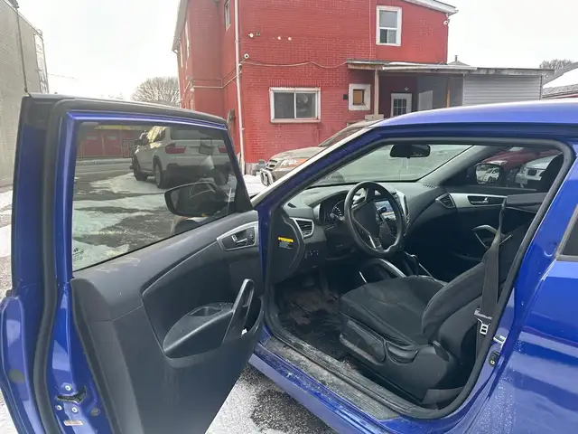 2012 Hyundai Veloster Base - Photo 7