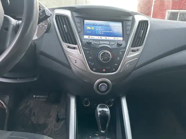 2012 Hyundai Veloster Base - Photo 8