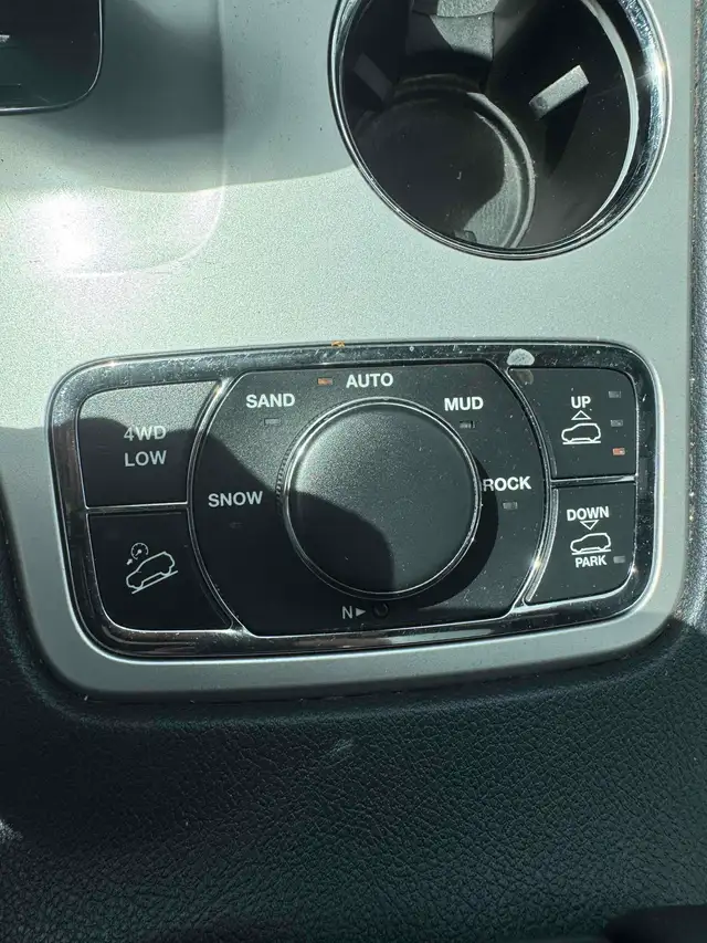 2015 Jeep Grand Cherokee Overland - Photo 12