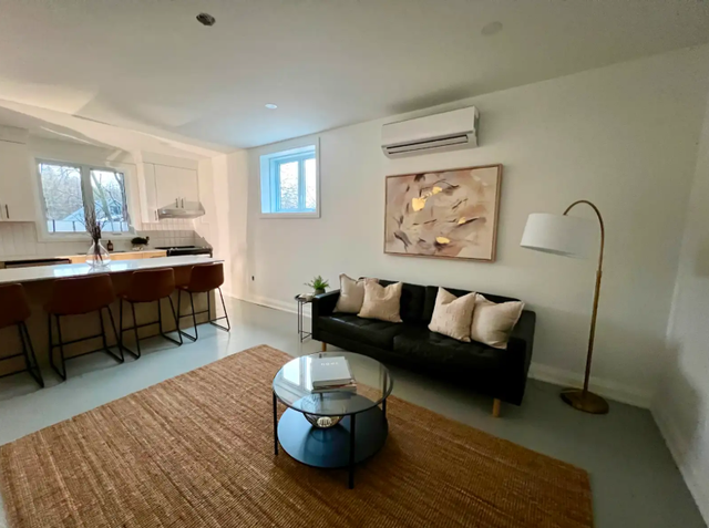 Stunning 2 Bedroom 1.5 Bath Apartment Available April 1st - Photo 4