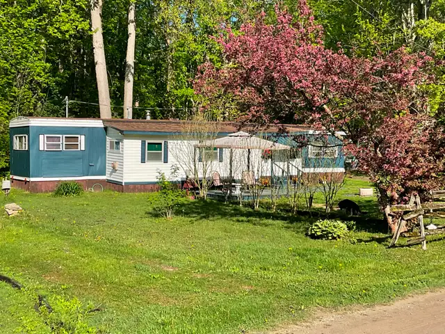 Beautiful Year round home - Photo 2