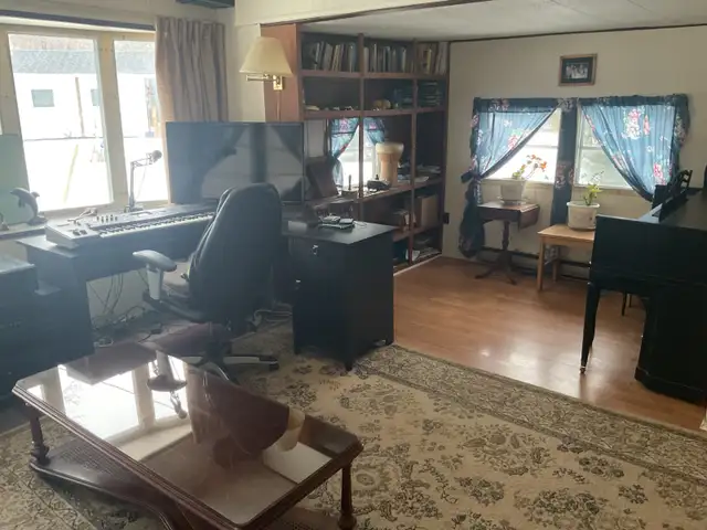 Beautiful Year round home - Photo 4