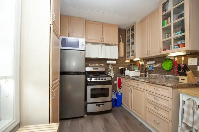 Oshawa bright, quiet 1 bedroom apartment - Photo 2