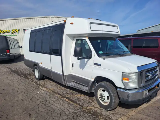 2012 Krystal Koach - Propane/Gas - Photo 2