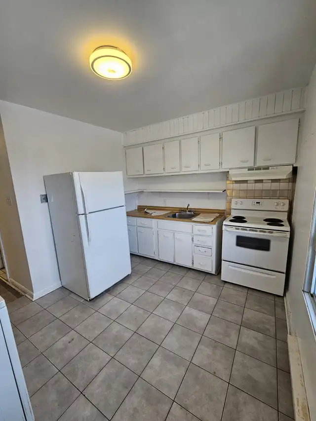 For Rent 3 1/2 apartment - 4 minute walk to College Rosemont