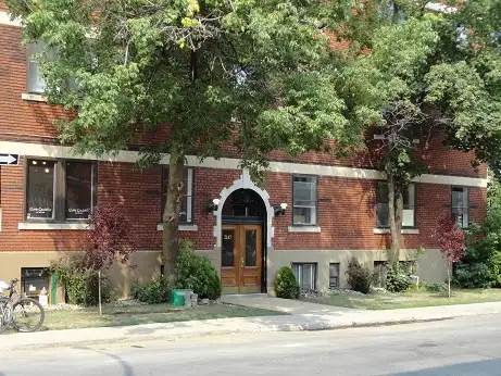 Gorgeous, top floor, private suana. 2 bedroom, 5 1/2, views, s/w - Photo 2