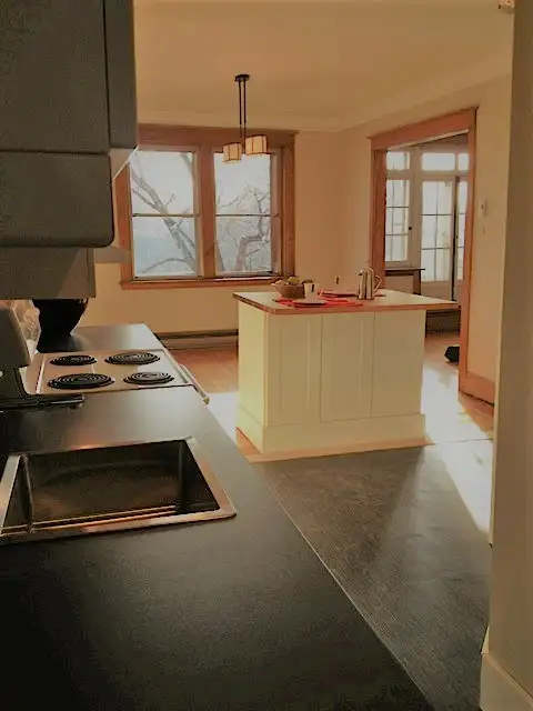 Gorgeous, top floor, private suana. 2 bedroom, 5 1/2, views, s/w - Photo 4