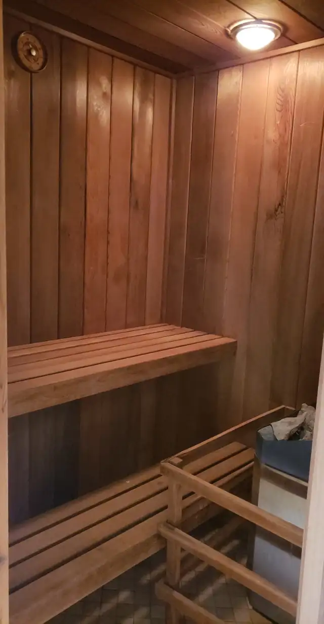 Gorgeous, top floor, private suana. 2 bedroom, 5 1/2, views, s/w - Photo 14