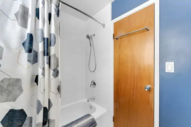 Elevated Bungalow in Amherstview - Photo 5