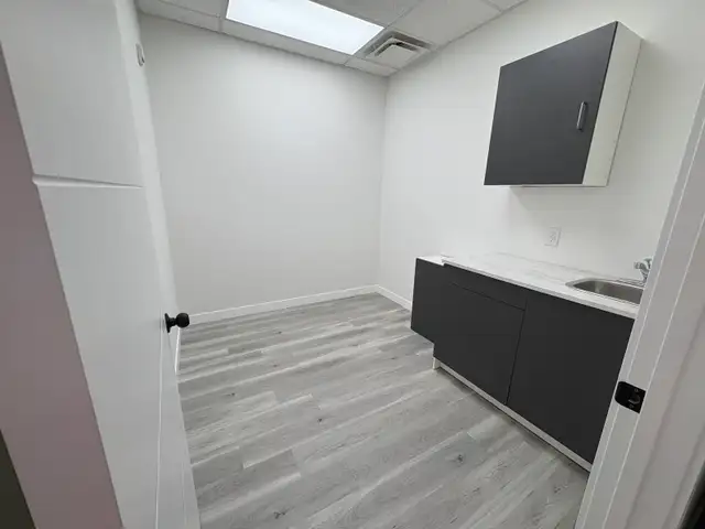 Single room and one mani&pedi station for rent