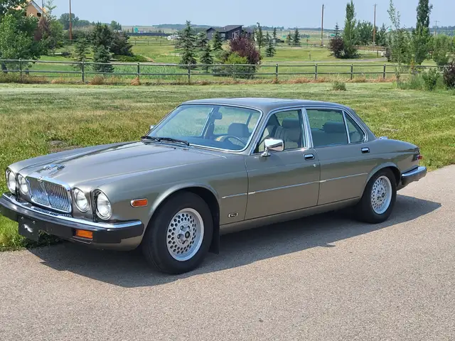 Reduced to sell fast! 1988 Jaguar V12 Vanden Plas w/low kms