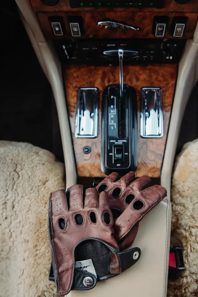 Reduced to sell fast! 1988 Jaguar V12 Vanden Plas w/low kms - Photo 4