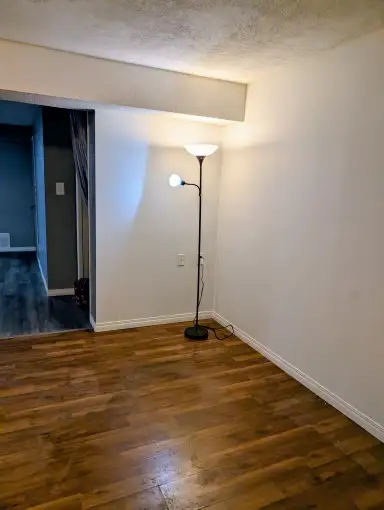 2 Bdrm Half Duplex 900 sq. ft In Suite Laundry with 1/2 Garage - Photo 2