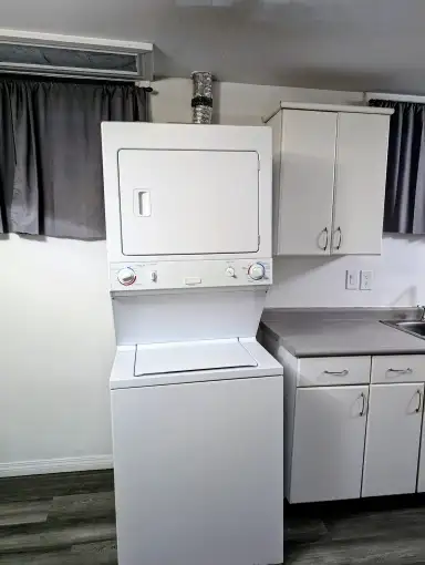 2 Bdrm Half Duplex 900 sq. ft In Suite Laundry with 1/2 Garage - Photo 5
