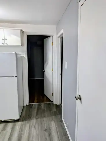 2 Bdrm Half Duplex 900 sq. ft In Suite Laundry with 1/2 Garage - Photo 7