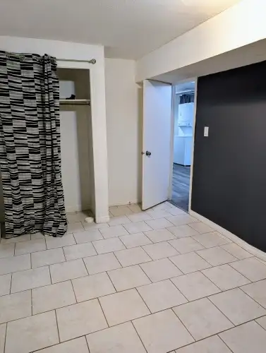 2 Bdrm Half Duplex 900 sq. ft In Suite Laundry with 1/2 Garage - Photo 10