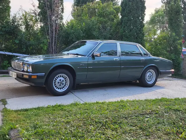 Classic 1987 Jaguar - low kms reliable year round daily driver! - Photo 2